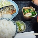 わらや - サバ塩焼定食。生卵はクビにして