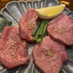 炭火焼肉 ホルモン にく式 - タン食べ比べ
