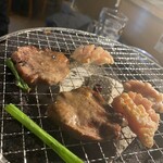 炭火焼肉 ホルモン にく式 - ジュージュー