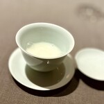 茶禅華 - ❶杏仁蕪菁
      〜杏仁出汁で蕪を炊いた優しい味わいの一品。杏仁の香りを楽しみながらホロホロの蕪が舌のうえで蕩けてしまう食感も味わえる。