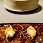 茶禅華 - ❸脆皮響鈴
      〜小さなスープには雄と雌それぞれの蟹味噌を乗せてあり、上海蟹身入り揚げワンタンと一緒に頂く。なんとも繊細な作業を伴うお料理も食べ手の興味を唆って料理に集中させる。
