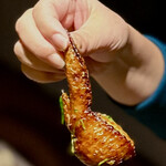 茶禅華 - ❽香辣鸡翅
      〜上海蟹（雄）入り手羽先の四川風、盛り付けは陽澄湖の風景を模して。途中からちょっと黒酢をかけて味変させるとまた風味が増す。