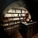 茶禅華 - 食器も飾り棚に置かれてインテリアの一つに。