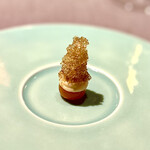 茶禅華 - ❷黄金皮蛋
      〜黄金ピータンの黄身の芯に細かく刻んだ白身を乗せてピータンを再構築したもの。黄金ピータンは四川省産のアヒルの卵を加工した品で、中身が黄色いのが特徴。