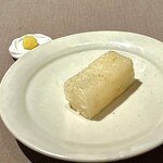 茶禅華 - ➓今日時菜
      〜大根餅、叩いた大根に柚子を加えたものを添えて。大根は卸すのではなく敢えて叩いており、荒目の食感か良いアクセント。