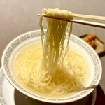茶禅華 - ⓬清湯ラーメン
      〜弱火で食材を炊き込んだ透明感のあるシンプルなスープのみのラーメン。味変用に上海蟹のXO醬を和えるとガラッとパンチある味わいに激変する。