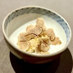 茶禅華 - ➓フカヒレ出汁のご飯、白トリュフ
      〜フカヒレの深い味わいに、香りプンプンの白トリュフとはシンプルながら贅沢な白ご飯。