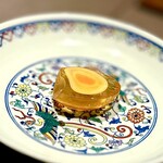 茶禅華 - 黄金ピータンは四川省産のアヒルの卵を加工した品で、中身が黄色いのが特徴。