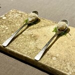 茶禅華 - 小さなスープには雄と雌それぞれの蟹味噌を乗せてあり、上海蟹身入り揚げワンタンと一緒に頂く。