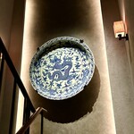 茶禅華 - 階段の踊場に飾られた大皿も美しい♡