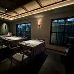 茶禅華 - 照明を落とした店内が落ち着きを感じさせる
