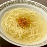 茶禅華 - ⓬清湯ラーメン
      〜弱火で食材を炊き込んだ透明感のあるシンプルなスープのみのラーメン。味変用に上海蟹のXO醬を和えるとガラッとパンチある味わいに激変する。