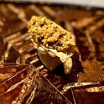 茶禅華 - ❸脆皮響鈴
      〜小さなスープには雄と雌それぞれの蟹味噌を乗せてあり、上海蟹身入り揚げワンタンと一緒に頂く。なんとも繊細な作業を伴うお料理も食べ手の興味を唆って料理に集中させる。