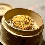 茶禅華 - ❼鴛鴦蒸蟹
                                〜蒸した上海蟹の雄の身に雄と雌の蟹味噌を乗せるという贅沢な逸品。紹興酒漬けと双璧の相対する旨味溢れる蒸し蟹は、蟹本来の旨味がよく分かる一品。
