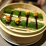 茶禅華 - ❸脆皮響鈴
      〜小さなスープには雄と雌それぞれの蟹味噌を乗せてあり、上海蟹身入り揚げワンタンと一緒に頂く。なんとも繊細な作業を伴うお料理も食べ手の興味を唆って料理に集中させる。