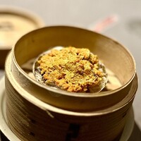茶禅華 - ❼鴛鴦蒸蟹
                      〜蒸した上海蟹の雄の身に雄と雌の蟹味噌を乗せるという贅沢な逸品。紹興酒漬けと双璧の相対する旨味溢れる蒸し蟹は、蟹本来の旨味がよく分かる一品。