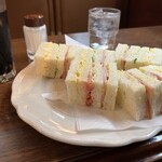 伊吹珈琲店 - アイスコーヒーとスペシャルミックスサンドイッチ（1ブロックすでに食べてしまった後）