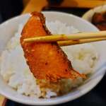 丸や - 鮭唐揚げ（アップ）
