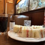伊吹珈琲店 - アイスコーヒーとスペシャルミックスサンドイッチ（1ブロックすでに食べてしまった後）