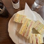 伊吹珈琲店 - アイスコーヒーとスペシャルミックスサンドイッチ（1ブロックすでに食べてしまった後）