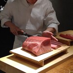 初音鮨 - 柵取りする梅木さん