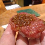 初音鮨 - 叩き　大間　いぶりがっこが入って香りも味も豊か