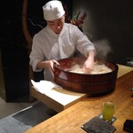 初音鮨 - シャリ切りする梅木さん