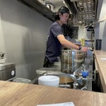 麺庵 利休 - カウンター席から厨房