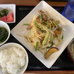 となりの食堂 - ｢肉野菜の味噌炒め定食980円+春菊のおひたし180円｣