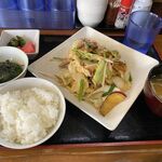 となりの食堂 - 肉野菜味噌炒め定食+春菊のおひたし