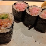 すしやのたい悟 - 奥のエシャトロ巻が普通の細巻きサイズなので、紐胡瓜巻きはかなり太いです。