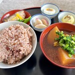 べんとうやmémé - 玄米のお弁当（880円税込）、本日のスープ/根菜のみそ汁（220円税込）※どちらもイートイン価格