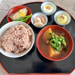 べんとうやmémé - 玄米のお弁当（880円税込）、本日のスープ/根菜のみそ汁（220円税込）※どちらもイートイン価格