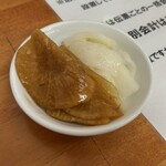栃木中華そば 神志 - ビールの付け合わせに自家製の漬物を頂きました♪