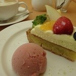 パティスリー・アンピフルリ - プラス300円でケーキと飲み物♪
