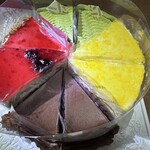 バッケンモーツァルト - ショーケースに残っていたケーキから適当にお土産に買って帰りました。3575円でした。