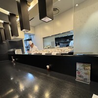 かなわ - カウンター席からは料理をされている様子を伺えます。植木料理長のおまかせコースをいつか頂きたいです