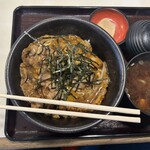 森田屋 - 親子丼　800円也　見た目は真っ黒い溜まり醤油ですが、味は美味しい昭和の親子丼