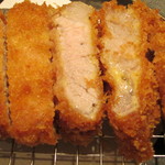 黒豚料理 寿庵 - 「黒豚ロースカツ」の切り口です。