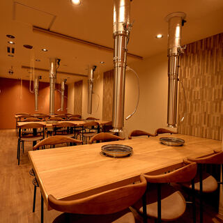 【全席ロースター完備】ゆったり座席でグループ利用に