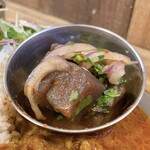 ムムムカリー - ・マグロの特製ナンプラーソースマリネ