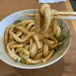 外苑 - 太く見えますが、見た目よりふわふわ、つかみどころのない麺です(*^o^*)
