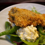 くろぎ - お肉かのようなジューシーに仕立てた牡蠣。肉厚に肝の香りとタルタルソースによって引き立つ旨味。