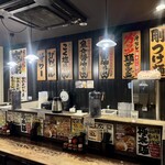 日の出らーめん - 薄暗くてこぢんまりとした空間