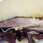 ブランジュリー パリの空の下 - 白ワインで７時間煮たタンサンドイッチ