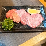 炭火焼肉 近江ホルモン - 近江牛上塩タン