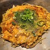 鉄板酒場 お好み焼き 大五郎 - 肉玉そば(税込850円)
・生極細麺(ひまわりフーズ)
・オタフクソース(フルーティーな甘み)
・焼き方:強く何度も押さえる
・焼き上がりの形:乱れた円形
・鉄板またはお皿で食べます
