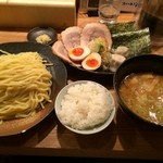 つけ麺屋 やすべえ - つけ麺大盛り、やすべえ特製トッピング、白ごはん、つぶし生にんにく