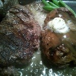 ハングリータイガー - 和牛スプリームハンバーグを塩胡椒（左）とスプリームソースで。