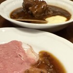 ファンタジースプリングス・レストラン - 牛肉の舞浜地ビール煮込み（奥）　美味しかったです　ローストビーフも美味しかったけど、ソースなしが好きでした